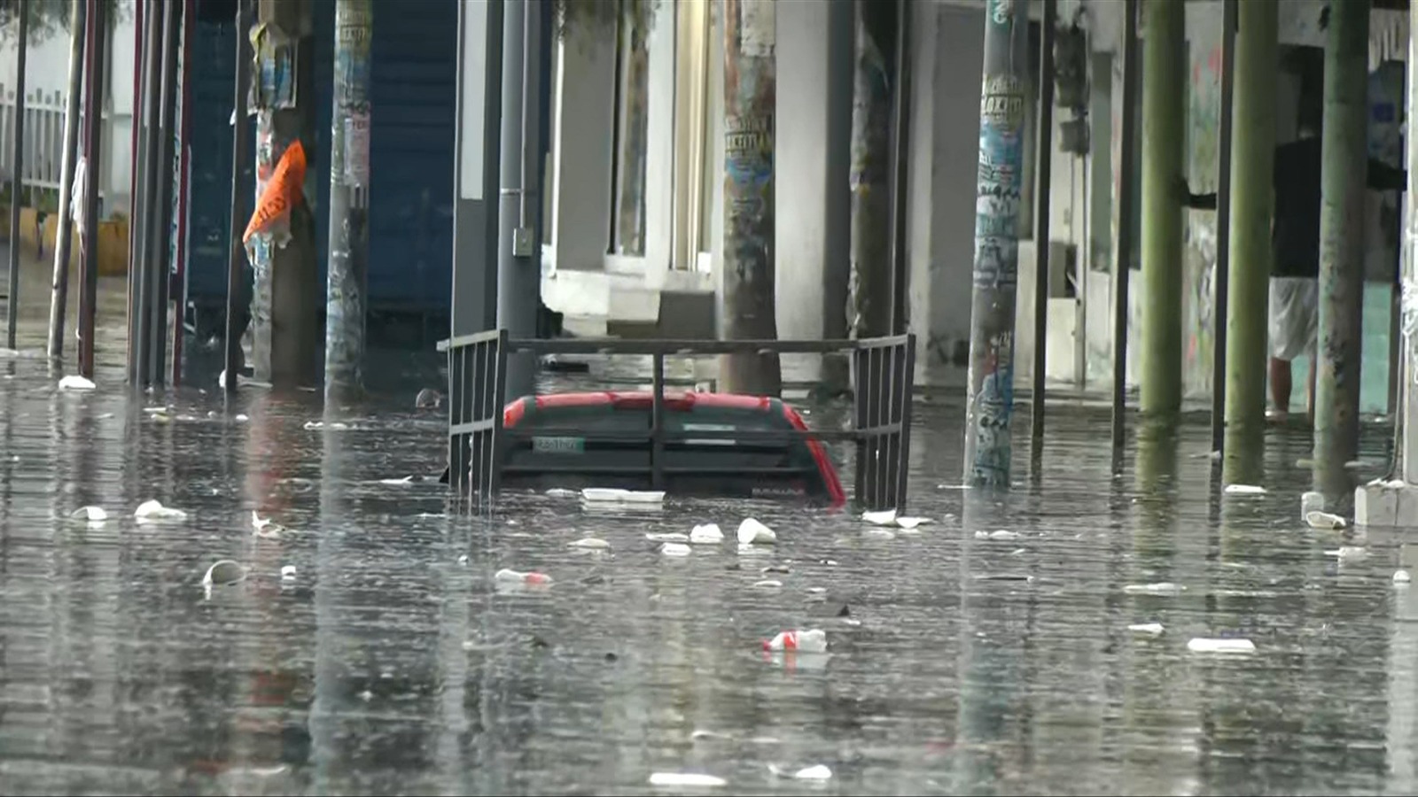 Lluvias En Vivo Hoy en CDMX: Tormenta Inunda Iztapalapa y Afecta Servicio del Metro
